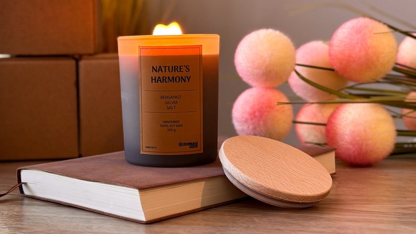 Świeca sojowa DONAU HOME w szarym szkle drewniana pokrywa i knot Nature's Harmony 200g