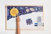Tablica Edukacyjna Memobe, Whiteboardgame: Space Adventure!, Nadruk Kosmosu, Zestaw Do Gry, Wersja Pl, Rama Drewniana, 150X100 Cm