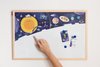 Tablica Edukacyjna Memobe, Whiteboardgame: Space Adventure!, Nadruk Kosmosu, Zestaw Do Gry, Wersja En, Rama Drewniana, 60X40 Cm