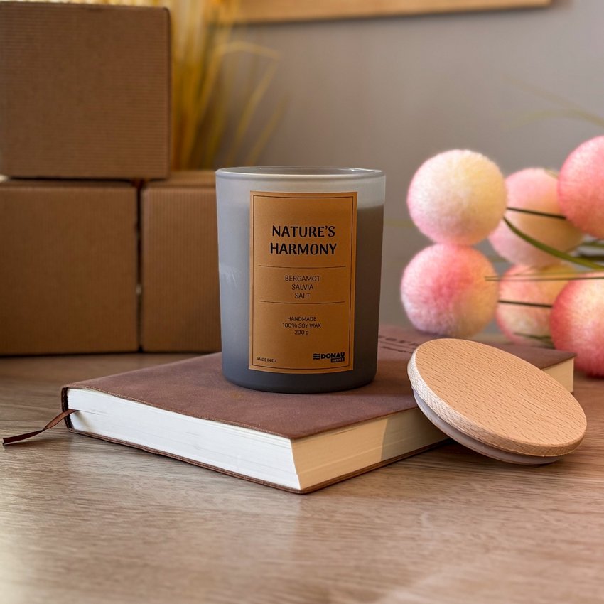 Świeca sojowa DONAU HOME w szarym szkle drewniana pokrywa i knot Nature's Harmony 200g