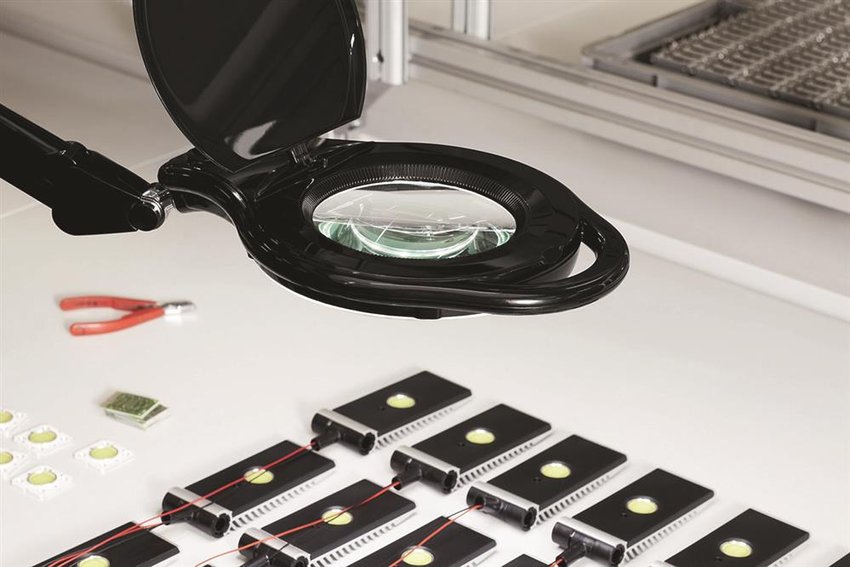 Lampka LED z lupą na biurko MAULzoom 8W mocowana zaciskiem czarna