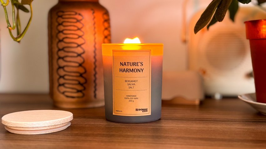 Świeca sojowa DONAU HOME w szarym szkle drewniana pokrywa i knot Nature's Harmony 200g